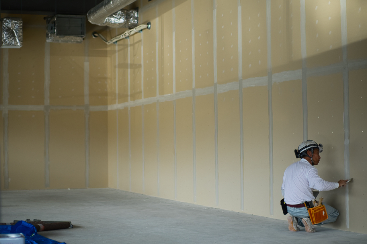 職人さんの腕に支えられている